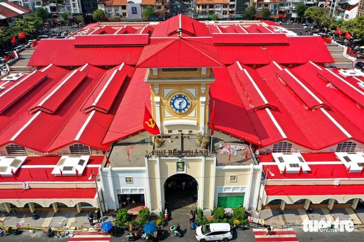 Ben Thanh Market (10 min walk)