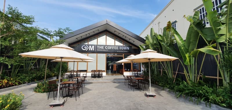 Cafes and restaurants nearby